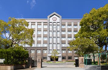 大学の外観画像